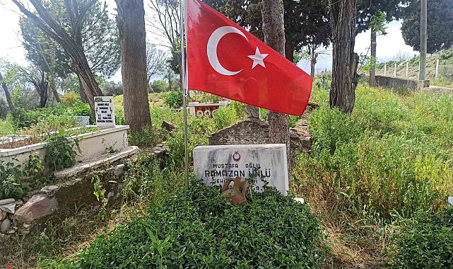 Şehit mezarı başında rengi solan bayrak yenisi ile değiştirildi