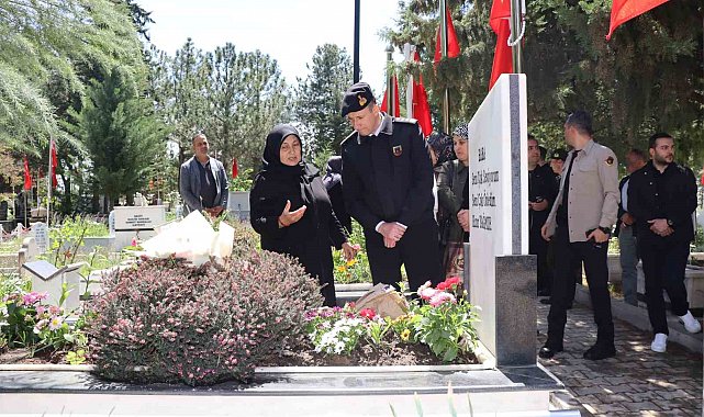 Şehit Uzman Jandarma Mustafa Uğurelli kabri başında dualarla anıldı
