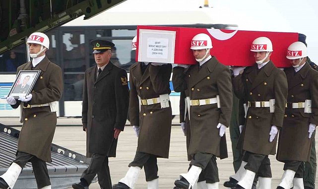 Şehit Uzman Onbaşı Berat Mecit Day'ın cenazesi askeri uçakla memleketi Trabzon'a getirildi