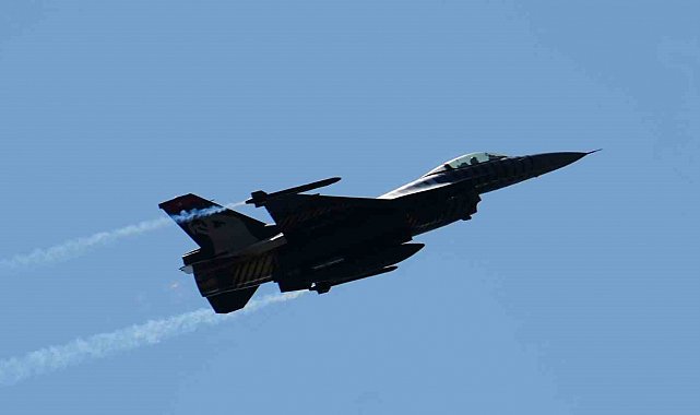 Şehitler Abidesi'nde SOLOTÜRK gösterisi nefesleri kesti