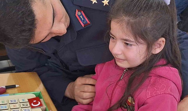 Şehitler Haftası'nda duygulandıran ziyaret: Türk bayrağı hediye edilen öğrenci gözyaşlarına hakim olamadı