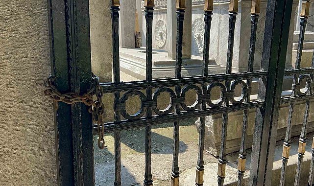 Şehzadebaşı Camii haziresi eski günlerine dönmeyi bekliyor