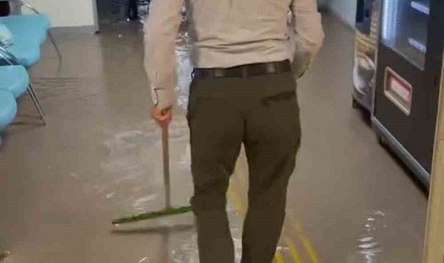 Şemdinli'de sağanak etkili oldu, hastaneyi su bastı