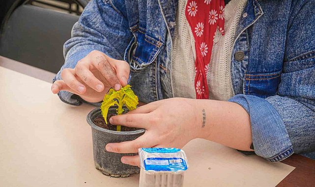 Seranın özel konukları çiçek dikti