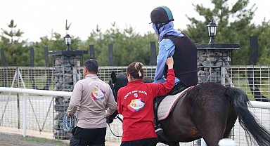 Sevgi evlerindeki çocuklar 23 Nisan'ı hipodromda coşkuyla kutladı