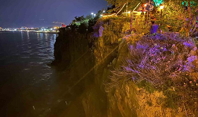 Sevgilisiyle tartışıp 25 metrelik falezlere çıktı, 2,5 saatte ikna edilebildi