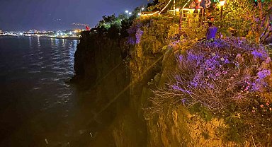 Sevgilisiyle tartışıp 25 metrelik falezlere çıktı, 2,5 saatte ikna edilebildi