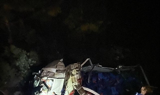 Seydikemer'de domates yüklü kamyon uçuruma yuvarlandı: 1 yaralı