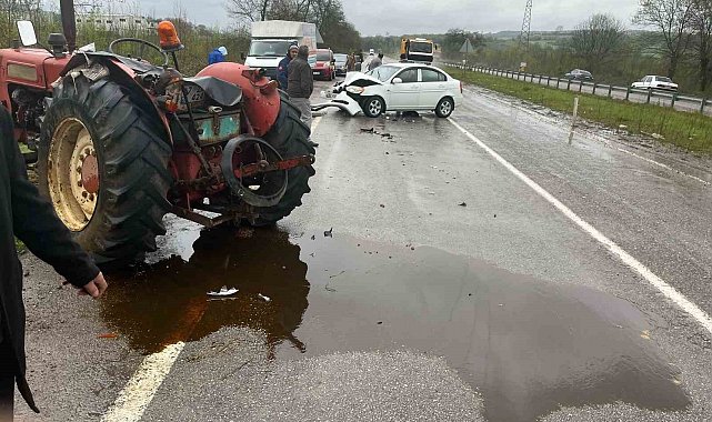 Seyir halinde giden otomobil, traktöre çarptı: 2 yaralı