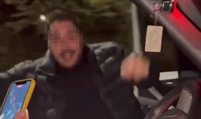 Seyir halindeki aracın kapısını açan sürücü dans ederken yere düştü