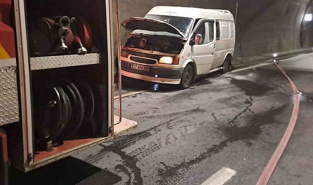 Seyir halindeki minibüs alev aldı