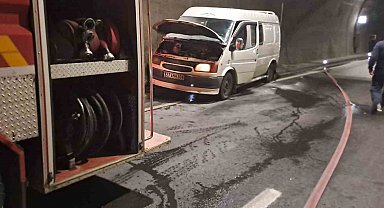 Seyir halindeki minibüs alev aldı