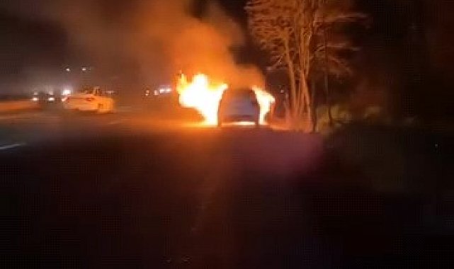 Seyir halindeki otomobil alev topuna döndü