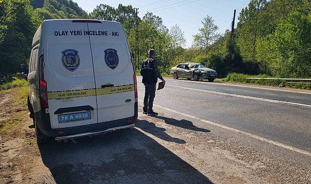 Seyir halindeki otomobilin üzerine kaya parçası düştü: 2'si çocuk 5 yaralı