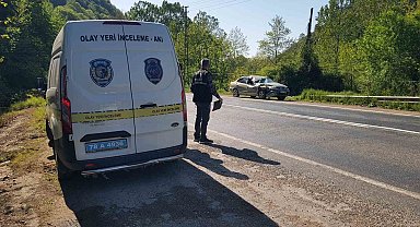 Seyir halindeki otomobilin üzerine kaya parçası düştü: 2'si çocuk 5 yaralı