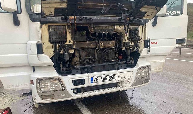 Seyir halindeki tırda yangın çıktı