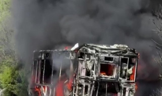 Seyir halindeyken alev alev yanan halk otobüsünden geriye demir yığını kaldı