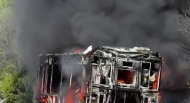 Seyir halindeyken alev alev yanan halk otobüsünden geriye demir yığını kaldı