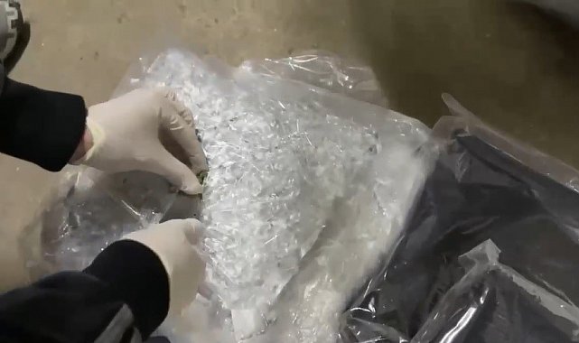 Seyyar pazarcının hediye paketlerinden uyuşturucu çıktı