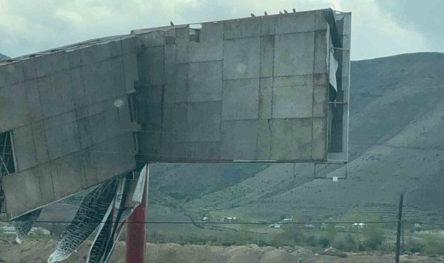 Şiddetli rüzgar reklam panosunu devirdi