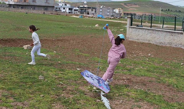 Siirt'te 23 Nisan dolayısıyla uçurtma şenliği düzenlendi