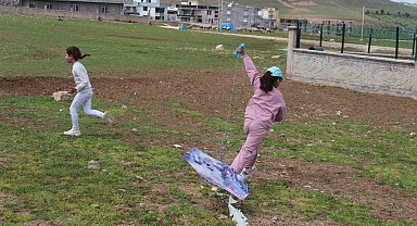 Siirt'te 23 Nisan dolayısıyla uçurtma şenliği düzenlendi