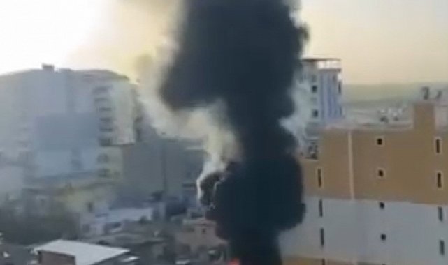 Siirt'te boş alanda bulunan plastik malzemeler yandı