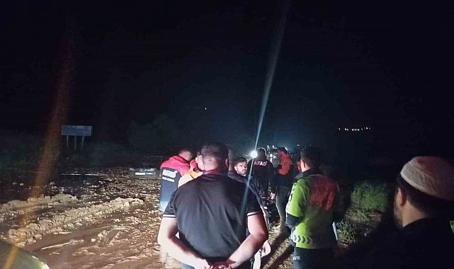 Siirt'te sağanak nedeniyle derler taştı, yollar kapandı