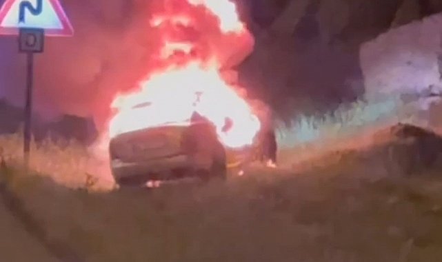 Siirt'te seyir halindeki otomobil alev alev yandı