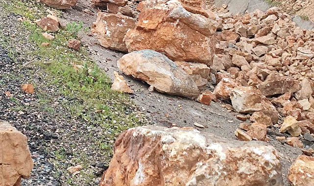 Siirt'te yamaçtan kopan kaya parçaları yola düştü