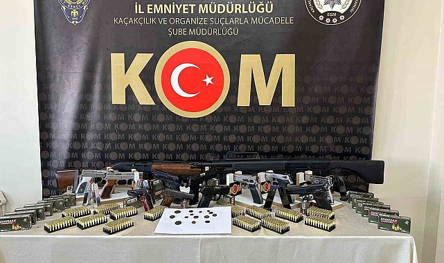 Silah kaçakçıları derin dondurucuya sakladı, polisten kaçamadı