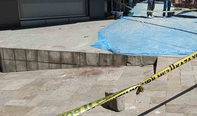 Silahla vurduğu yaralıya yerde yatarken tekme attı