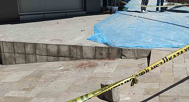 Silahla vurduğu yaralıya yerde yatarken tekme attı