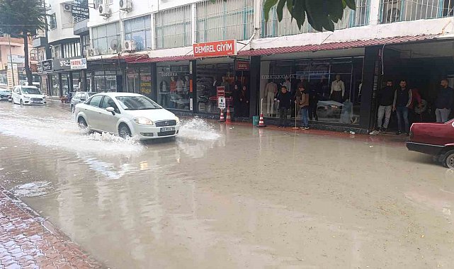 Silifke'de kuvvetli yağış, cadde ve iş yerlerini sular altında bıraktı