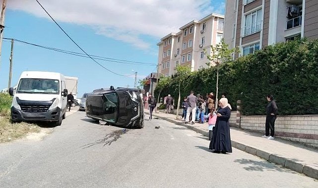 Silivri'de sürücüsünün kontrolünü kaybettiği araç takla atıp yan yattı: 2 yaralı