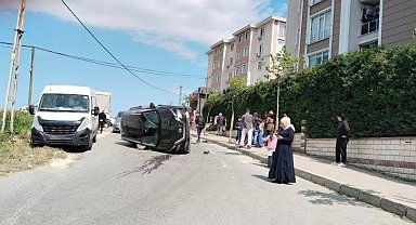 Silivri'de sürücüsünün kontrolünü kaybettiği araç takla atıp yan yattı: 2 yaralı