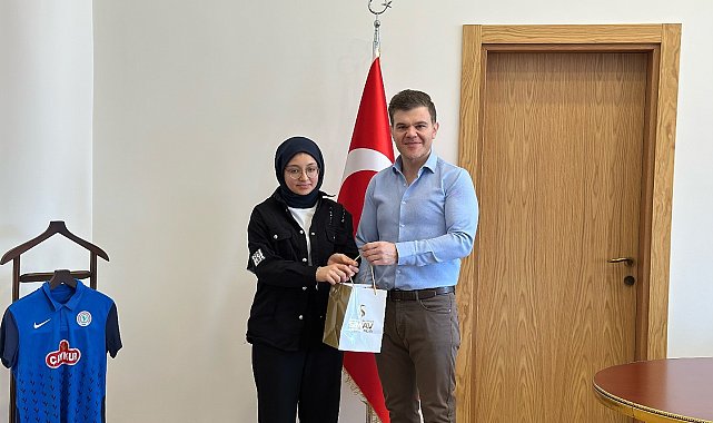 Simav Kaymakamı Karaloğlu, Türkiye derecesi elde eden hafız öğrenciyi ödüllendirdi