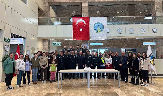 Sinop Havalimanı'nda görev yapan polislere sürpriz kutlama