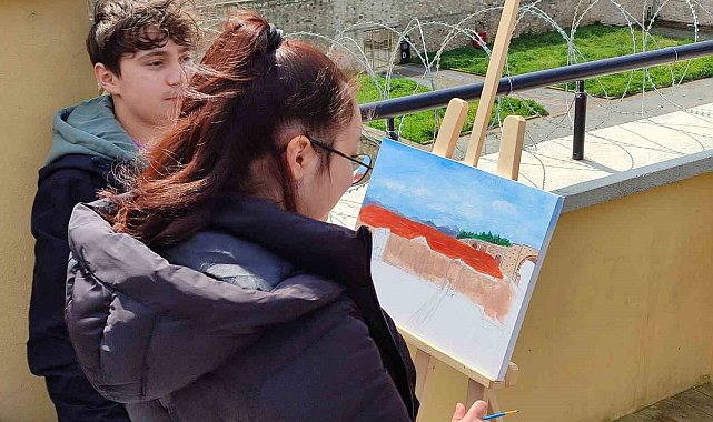 Sinop'ta öğrenciler tarihi yapıları resmetti