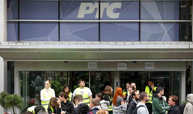 Sırbistan'da protestocu öğrenciler devlet televizyonunu ablukaya aldı