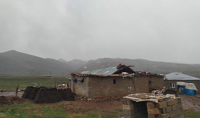Şırnak'ta fırtına, ev ve ağılın çatısını uçurdu