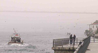 Sis ile kaplanan İstanbul Boğazı kartpostallık görüntüler oluşturdu