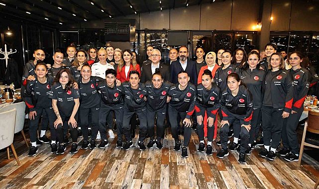 Sivas'ta A Milli Kadın Futbol Takımı'na moral yemeği