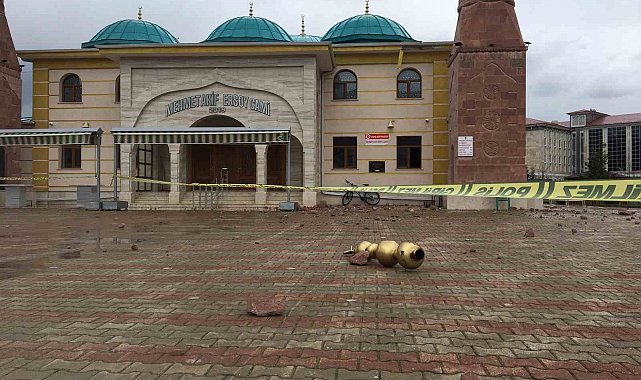 Sivas'ta cami minaresine yıldırım düştü