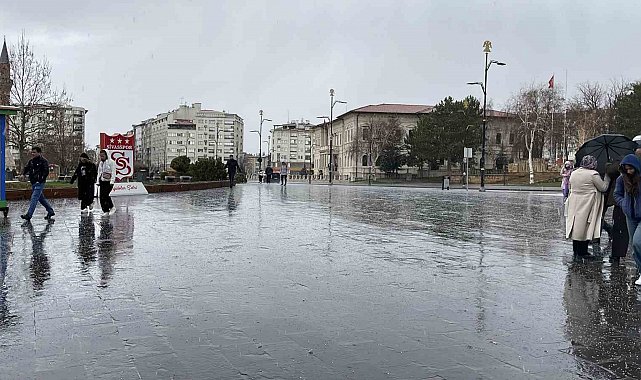 Sivas'ta dolu vatandaşlara zor anlar yaşattı