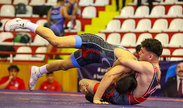 Sivas'ta düzenlenen İşitme Engelliler Güreş Türkiye Şampiyonası başladı