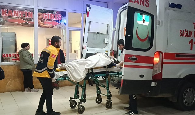 Sivas'ta iki araç kavşakta çarpıştı: 3 yaralı