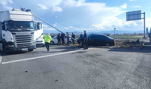 Sivas'ta iki otomobil çarpıştı: 6 yaralı