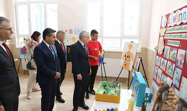 Sivas'ta miniklerden geri dönüşüm defilesi