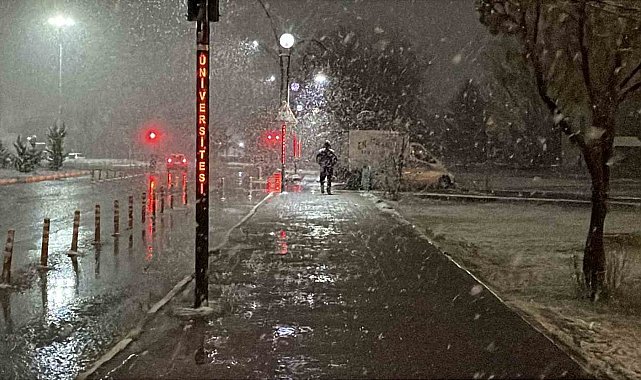 Sivas'ta nisan karı... Kent merkezi beyaza büründü